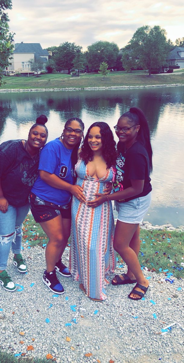 arayehope's tweet photo. family is forever, but you knew that. 
#day1shit congratulations to our sis, we got you forever! 🤞🏽 https://t.co/RyBoBZwyBP