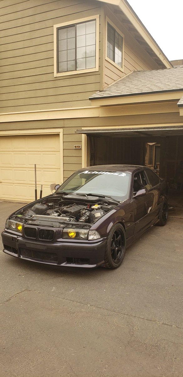 meowdypurrrdner's tweet photo. Today is just full of bmws. #technoviolet https://t.co/nC7nEOgDyD