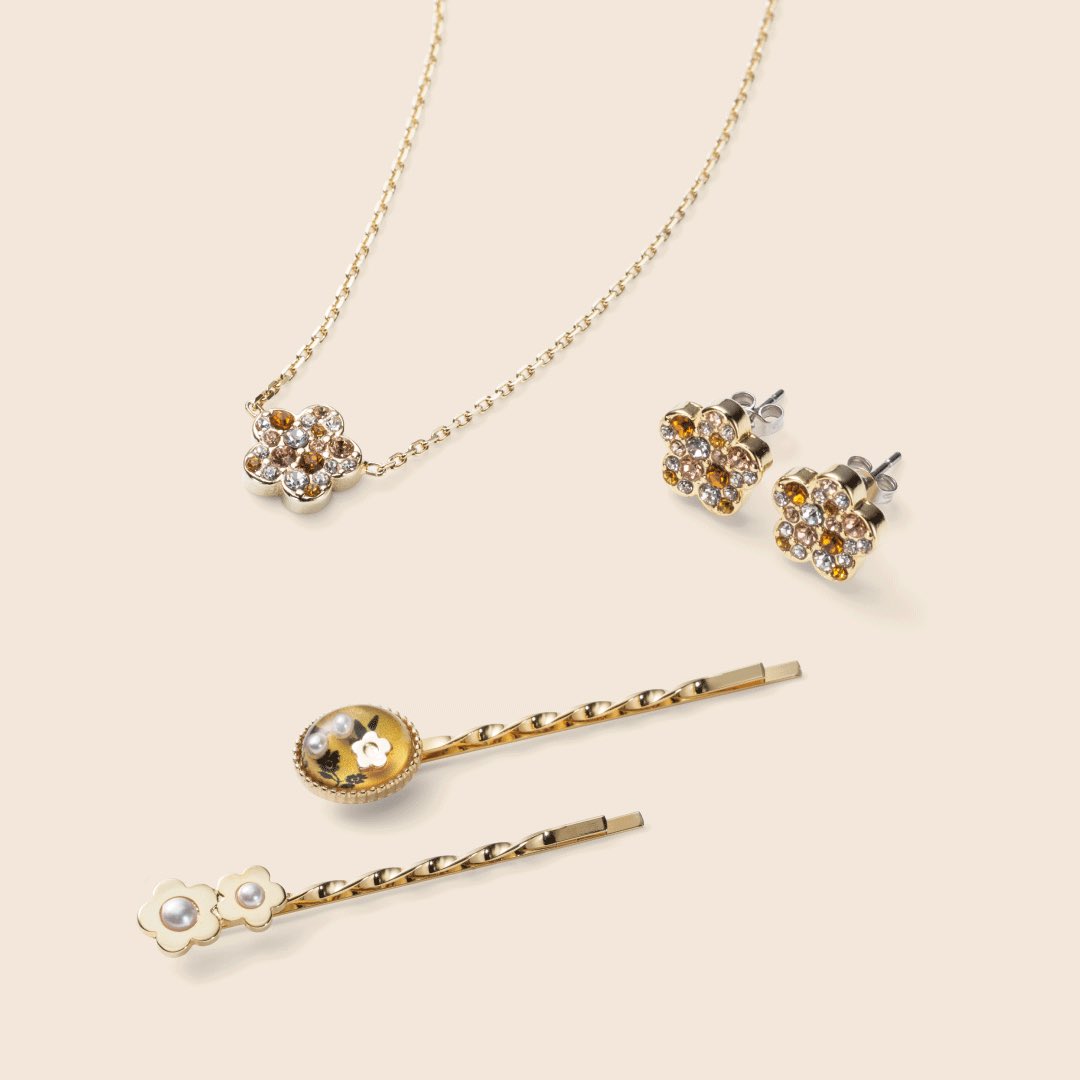 Mary Quant Official V Twitter 秋の新作アクセサリー T Co V5wwl1gsuy デイジーにビジューを敷き詰めた キラキラきらめくネックレス ピアス ヘアピンセットは 年9月発売の数量限定コスメ Special Recipes とリンクしたアイテム Maryquant Mary Quant Official V Twitter 秋の新作アクセサリー T Co V5wwl1gsuy デイジーにビジューを敷き詰めた キラキラきらめくネックレス ピアス ヘアピンセットは 年9月発売の数量限定コスメ Special Recipes とリンクしたアイテム Maryquant