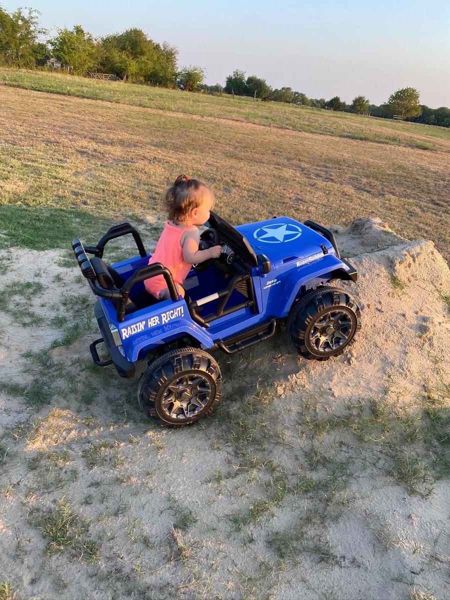 Carli_Withrow's tweet photo. I’m into fitness, fitness Jeep down this trail 💙 https://t.co/MxmuKyUdLG