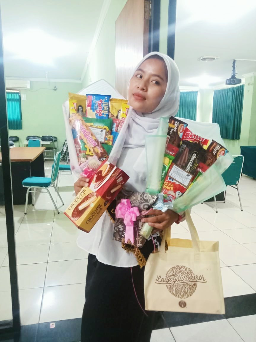 gipegi's tweet photo. Alhamdulilah lulus tepat waktu ya allah trimakasih terutama untuk ke2 orang tua saya tanpa mereka sya tdak bisa berdiri dan sekuat ini mnyelesaikan pendidikan sya yang pnuh drama , terimakasih jg untuk diri sya sendiri udh mampu banget ngelewatin drama mau kuliah bnyk syaratnya!! https://t.co/ddxEQ13OLw