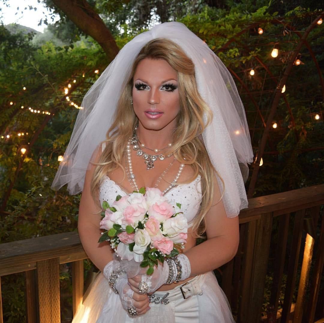 Just letting <a href="/AsiaOharaLand/">Asia O'Hara</a> &amp; Brett know that I officiate &amp; perform at weddings. #DragRaceVegas 💍