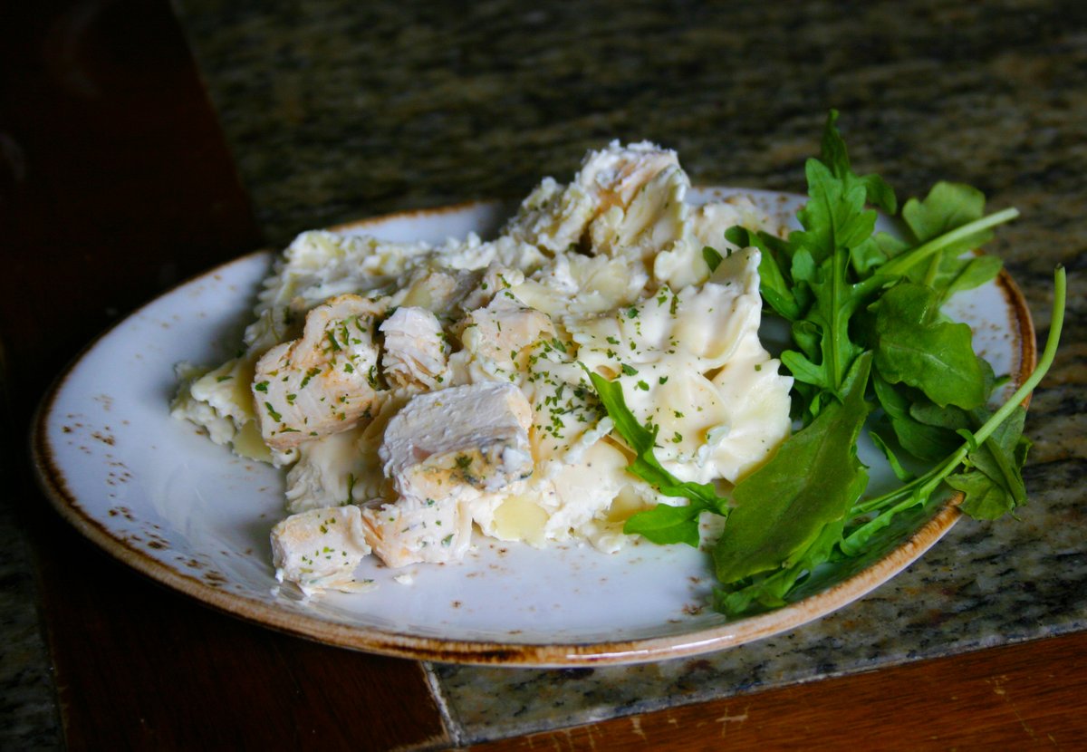 Alfredo con Chicken con Bow Ties.