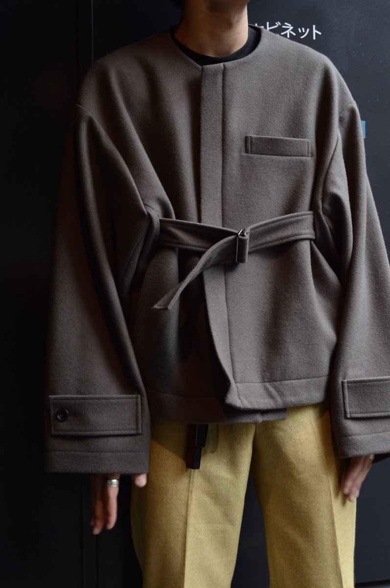 暖色系 stein 20aw NO COLLAR BELTED JACKET | dramaogteater.no