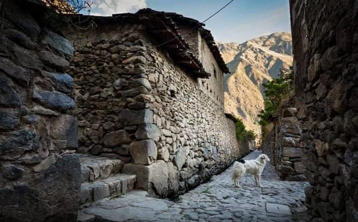 backpackways's tweet image. Dominated by two massive #Inca ruins, the quaint #village of #Ollantaytambo, also called Ollanta, is the best surviving example of Inca city planning, with narrow cobblestone streets that have been continuously inhabited since the 13th century.