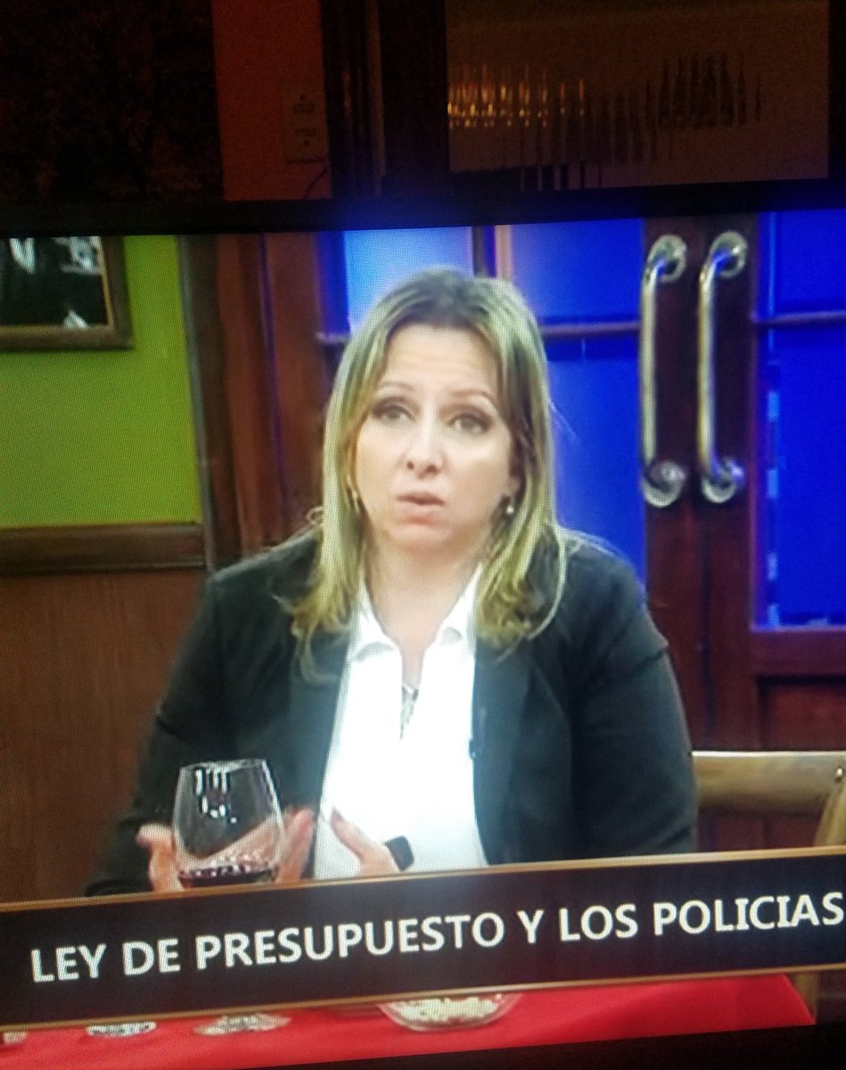 esantacruz21's tweet photo. Patricia Madrid le hizo ver a la Teleaudiencia que la Derecha dice que hay que apoyar a la Policía pero la presidenta del Sindicato dice que la Ley de Presupuesto le quita varios Derechos q les dio el FA
Las mentiras del Gobierno todos los días quedan en evidencia https://t.co/FJMbeOWzPH