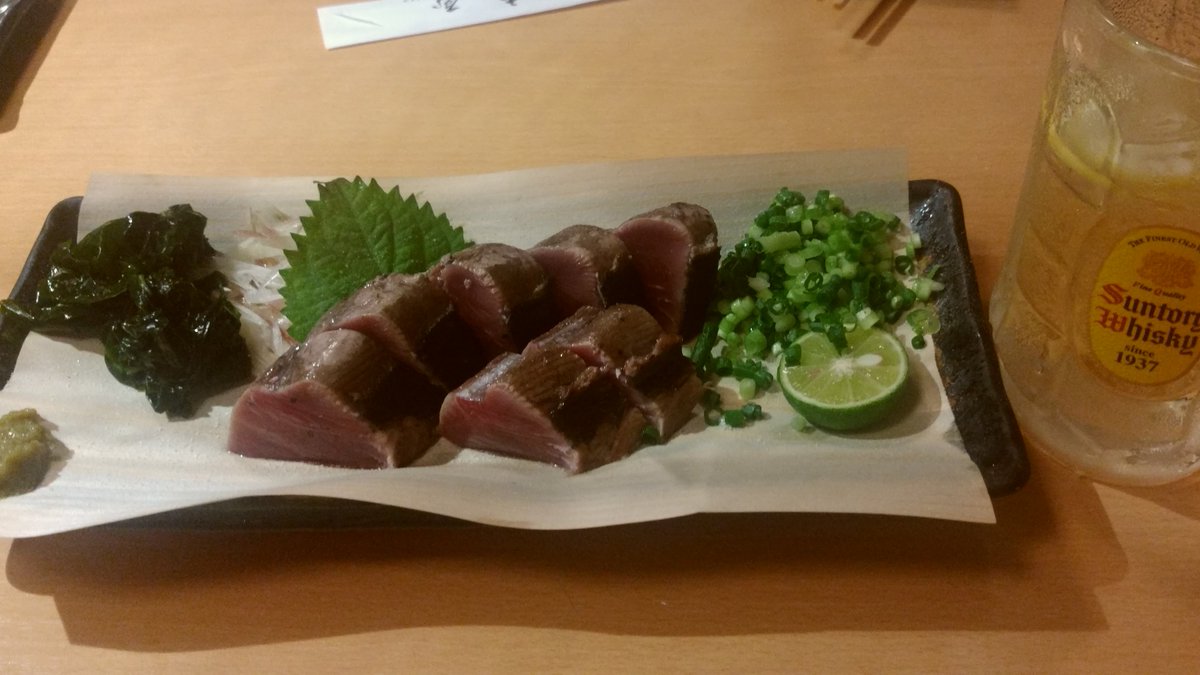 Virenque's tweet photo. 車屋＠平塚
カツオの藁焼き。その場で店員さんに岩塩削っていただける。絶品♡　雰囲気があって好きなお店。 https://t.co/SDRSmJfa3z