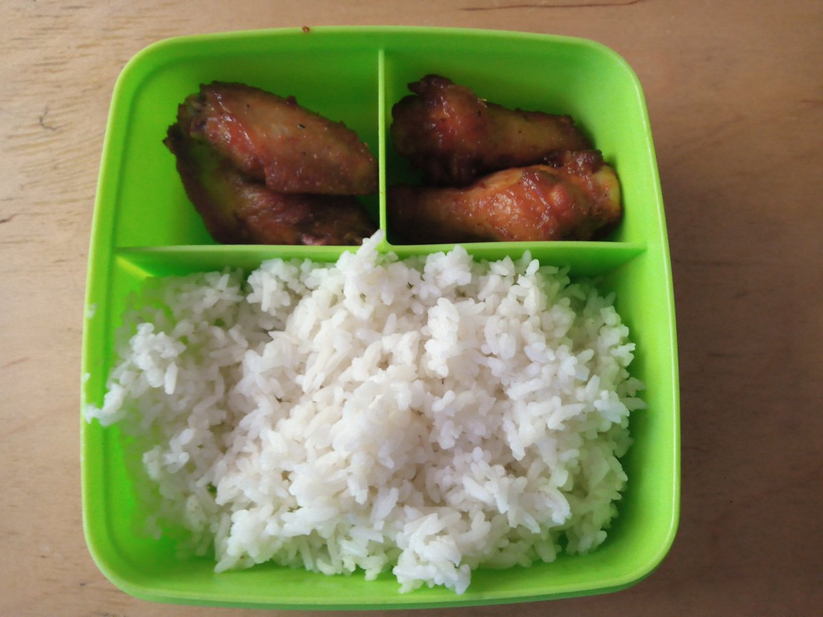 Bekal kerja mas yubi buat makan siang nanti. 

Jadi inget wkt anak2 masih sekolah. dari anak2 TK - SMA, Setiap pagi selama 9 tahun aku harus nyiapin 3 bekal buat makan siang anak2 di sekolah 😍