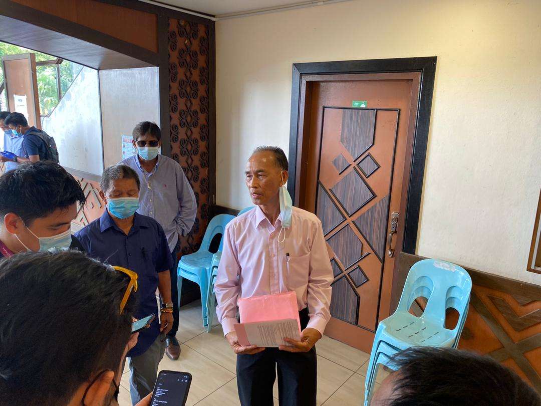 The Star On Twitter Cash Only Please Independent Jafery Jomion Is The Eighth Candidate To Show Up At The N25 Kapayan Nomination Centre He Is Barred From Entering As He Doesn T Have