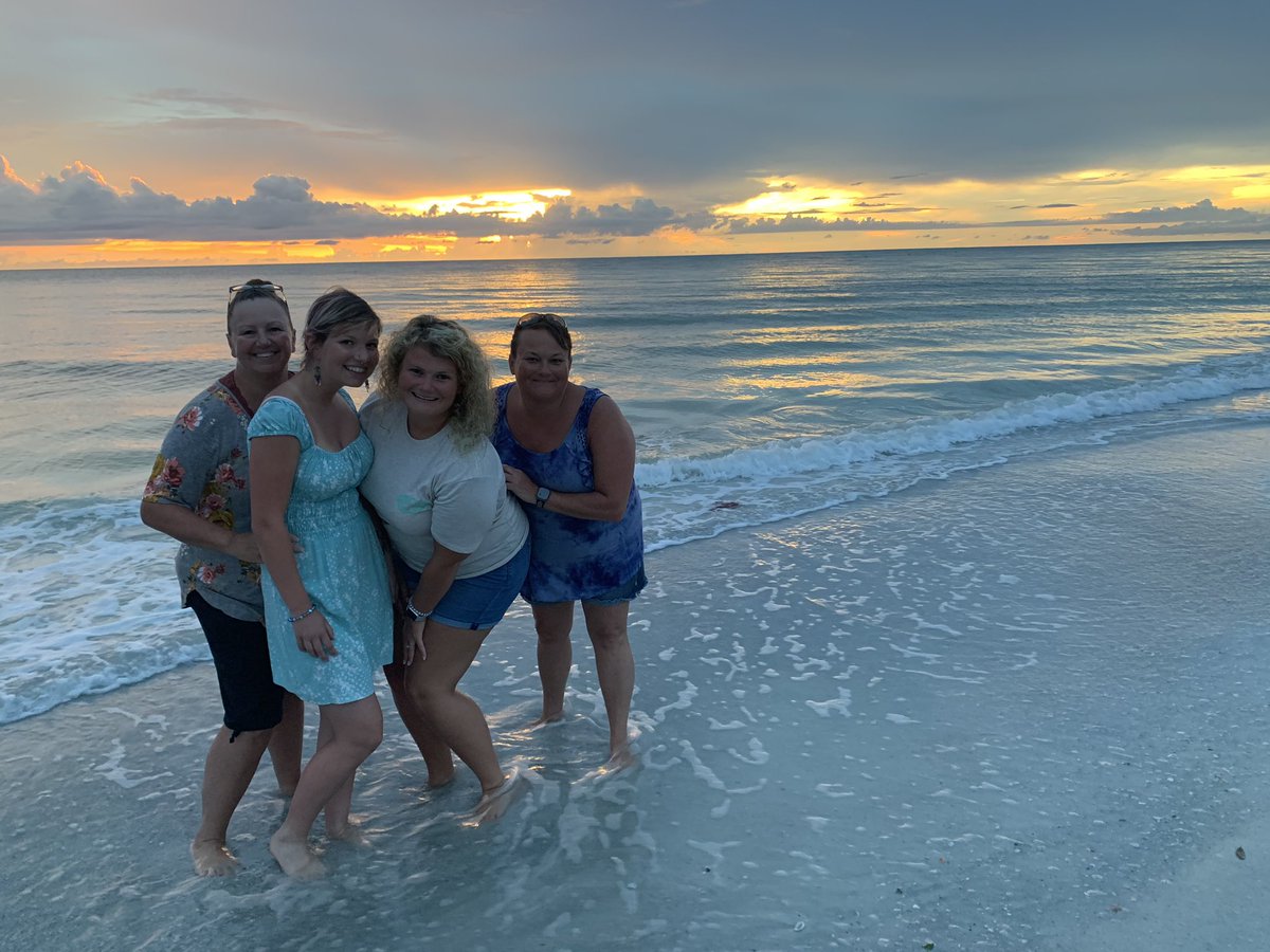 chloeluse's tweet photo. Really not ready to leave 💖 https://t.co/PImBStjDTb