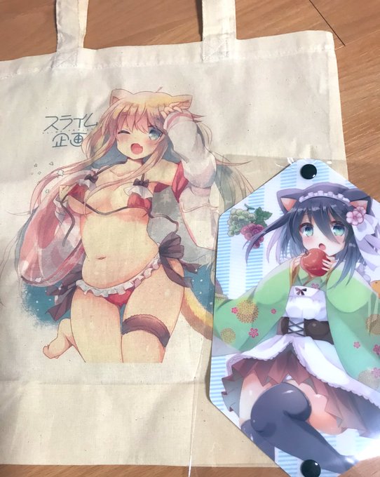 みみけグッズの実物はこんな感じです!
フルカラー印刷のコットントートバッグとボタン留め式のマスクケース 