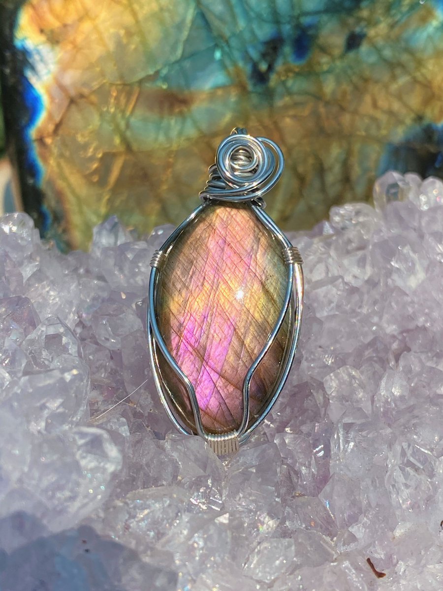Ok art twitter✨✨ let’s find some homes for these crystal pendants!!! They gotta go to make room for new babies! Use code MAGIC15 for 15% off!! 🤗💗🙏🏻 find them in my shop!!⬇️⬇️
moonlightmountaindesigns.com