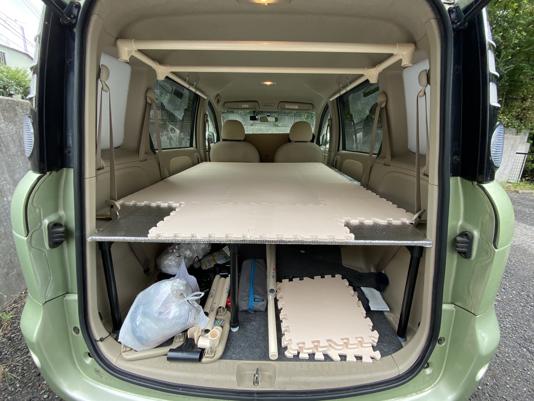 稲垣星良 セイラ Clover おはよし 車中泊 準備はちょっとずつ進んでて 板にはアルミシートを巻き付け その上に100均のジョイントマット 途中 そして軽い収納用で天井にイレクターパイプ設置 途中 ほとんどここまでダイジーがやってくれたので