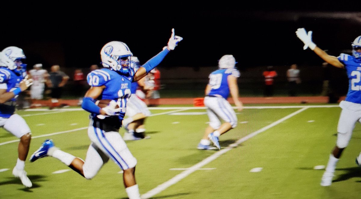 JesuitTigers_FB's tweet photo. The Tigers just missed several interception opportunities earlier.

Aiden Clark seized this one.

Cw 21
Jesuit 35

3:25 to go 4Q

#AMDG https://t.co/QrslGjr5qF