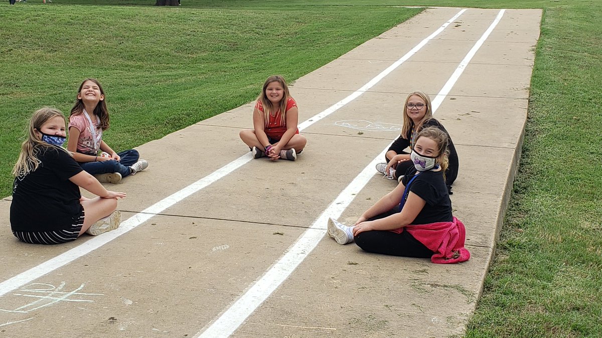 Copeland10's tweet photo. We had so much fun at recess today! I loved seeing the smiles on our student's faces while they play with their friends! 
#STEAMatstribling
#shiningstars https://t.co/UkgqsaCVtY