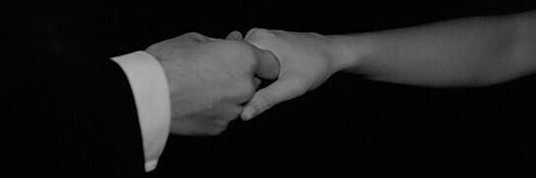 Debe ser hermoso que tomen tú mano y en realidad, sostengan tú corazón..

No se digo, a mi nunca me paso ..