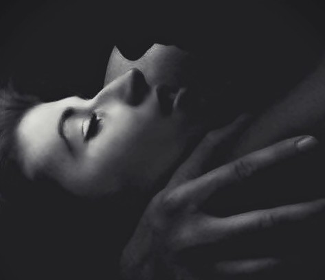 Y me paseaba en sus orillas, como una pequeña barca a la deriva..  
Hasta que me tomo entre sus brazos.. Supe desde entonces.. 
Que era el puerto que andaba buscando..