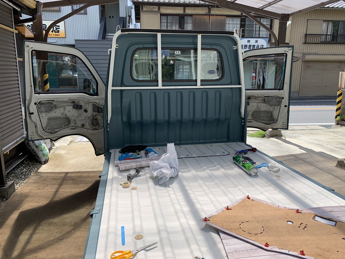 いなずま006 今日はドアパネルに内装様の壁紙シールを貼ったのだ キッチンスペースbox荷台に乗る前にやれる事していくのだ 楽しい キッチンカー制作中 軽トラ ハイゼット コリンカフェ Diy 車いじり