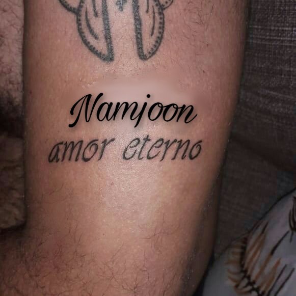 sunstaehv's tweet photo. Armys: UÉ cadê o jungkook que ainda não apareceu?????

Jungkook no estúdio de  tatuagem:
#RM챌린지 @BTS_twt https://t.co/BXIj0ywgen