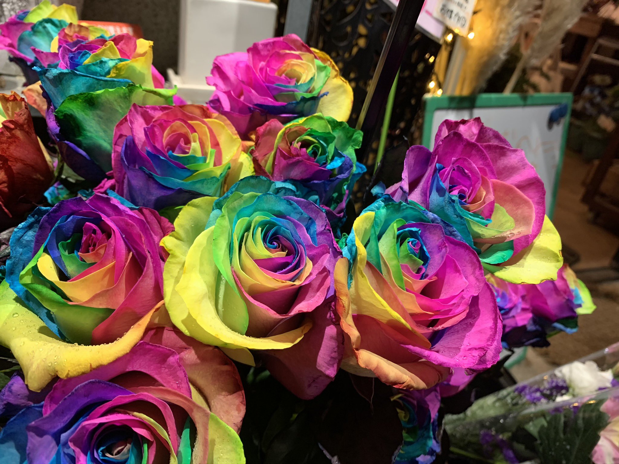上野稲荷町の花屋 花時計 公式 スタッフのクロック 毎日1円ブーケ販売中 リツイート企画はじめるよ 次は レインボーローズの花束をプレゼントします 100rt 3名 1000rt 10名 この投稿を リツイート フォロー してくれた方から選び