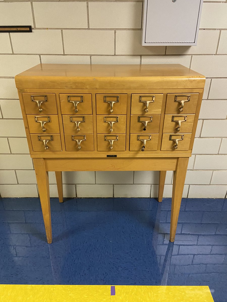 mooretolearn's tweet photo. Yep, this beautiful baby was outside the library! Hold up! 📘📗📚#Northwoodhillselementary #flashbacktochildhood #eightieskid #cardcatalog #encyclopedia #iwantthis https://t.co/D8EOTSg4Xm