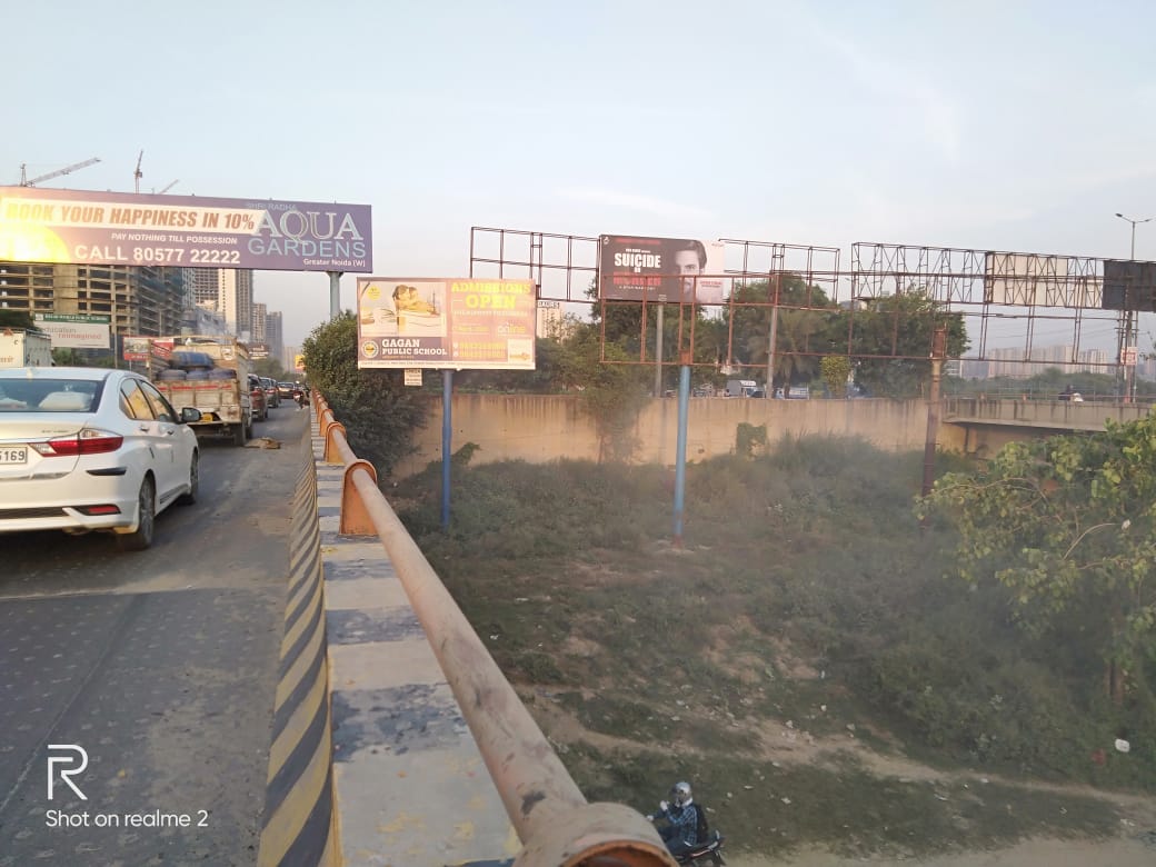 VijayShekhar9's tweet photo. Suicide or murder hoardings in #hindwood noida https://t.co/YJdorSWv9S