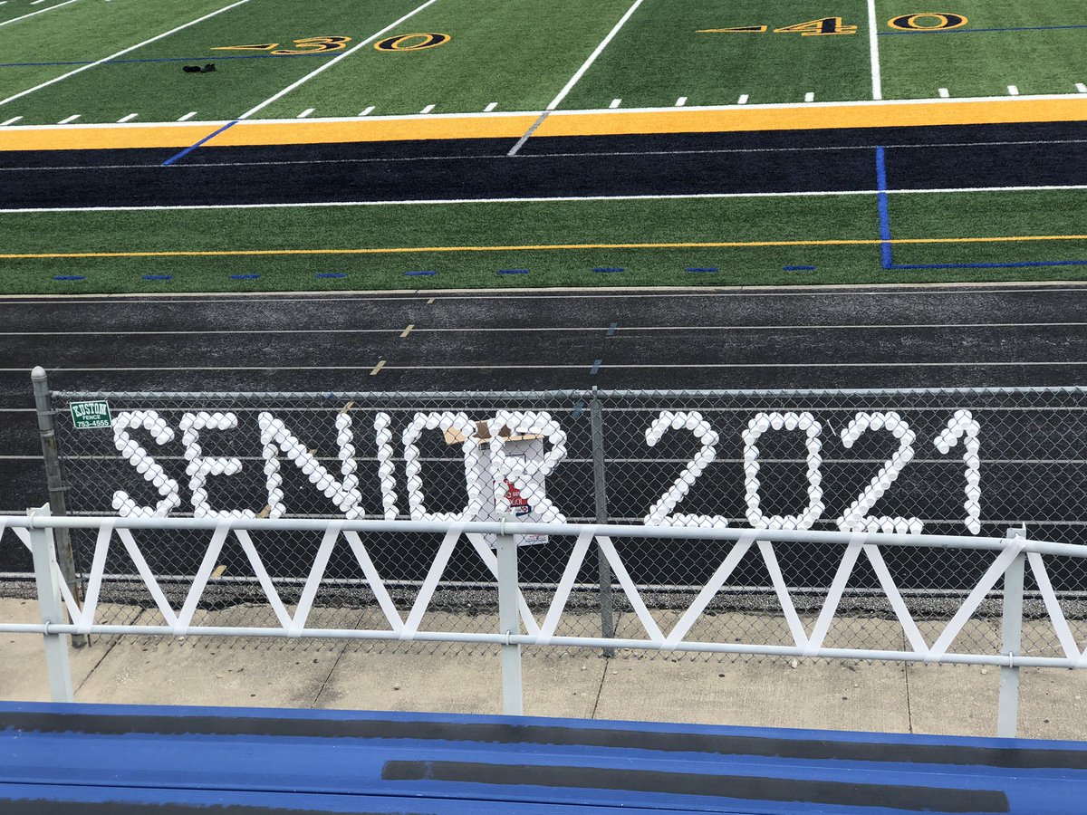SPatriceRobinso's tweet photo. Class of 2021 🎓
SENIOR NIGHT FOR CAPTAIN LANDON! @LandonRobinson
Another BIG WIN for the team
I’m so happy for him❤️
#QualityDefense #Nothinggotbythem😤 https://t.co/ACvlIIrhho