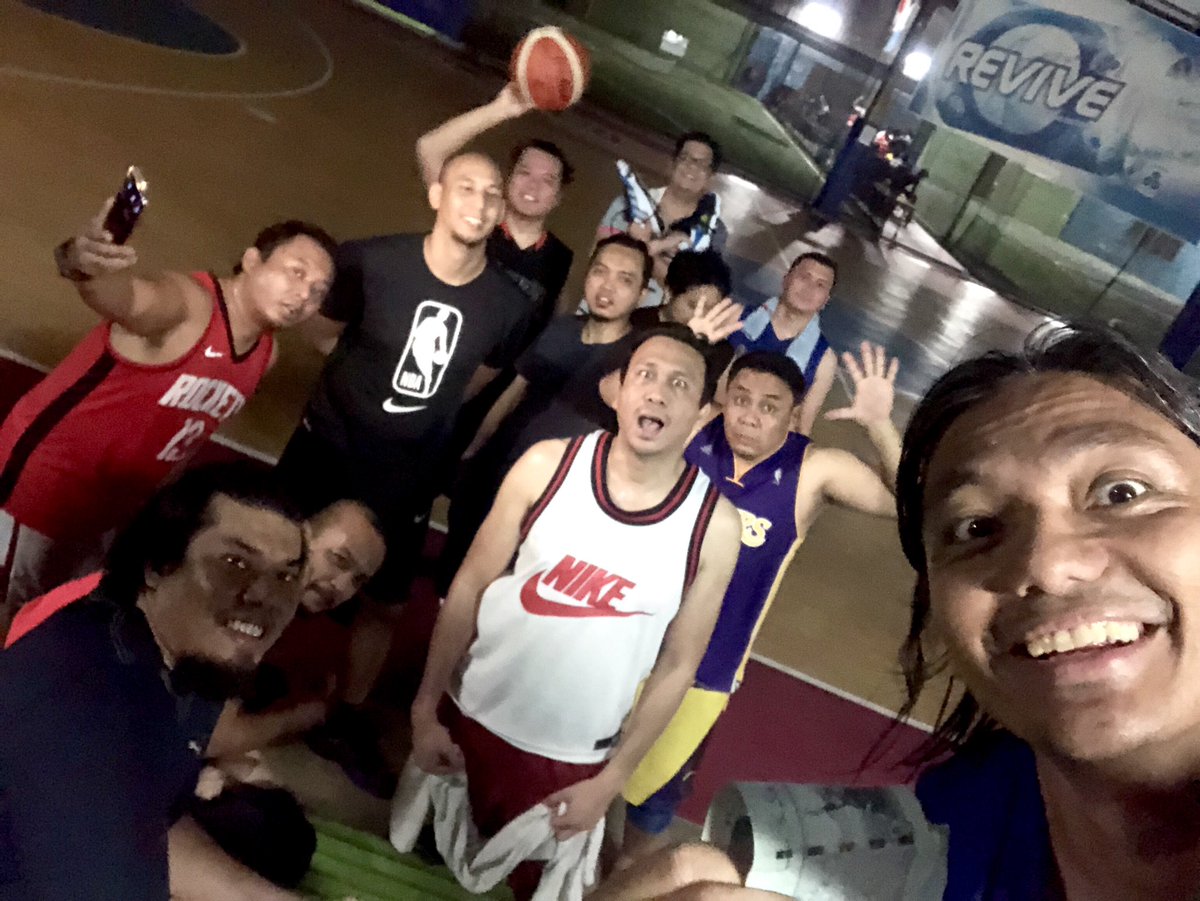 fatbidin's tweet photo. Always good when we can get as many of the #BBallManix high council members together as we can. That’s when #basketball becomes secondary and the conversations and laughing is why we get together! #WalkingPace #GameFace #GelakLagiKuatDariMain #FridayNightLights https://t.co/Ws4O7tK0xU