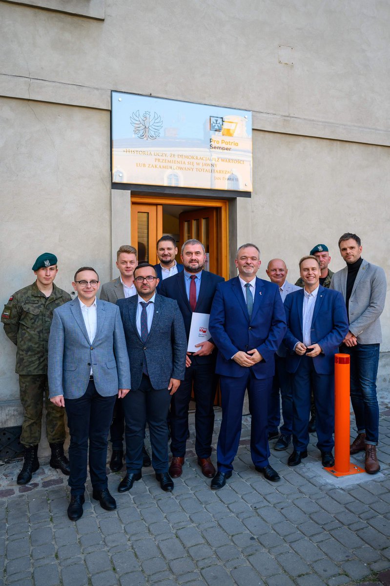 Stan_Bukowiec's tweet photo. W Tarnowie rozpoczęła działalność Fundacja Pro Patria Semper. Cele to propagowanie pamięci historycznej i lokalnego patriotyzmu: organizacja wydarzeń historycznych https://t.co/iKeLadmwqG. Pierwsi Niepodlegli, festiwal Niepodległości. Fundacja b��dzie wspierać inne organizacje🇵🇱 https://t.co/bgBjSBWgbz
