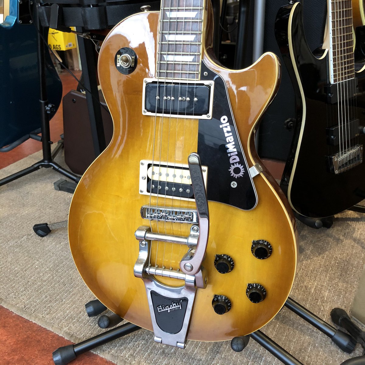 北沢 泰之 やたら手の入ったエピフォン レスポール スタンダードはいかがでしょうか 目を引くビグズビートレモロ グローバー製ロックペグ カーボンナットにローラーサドル P 90ピックアップ 内部も怪しい配線が ハンダ浮いてたので直しました