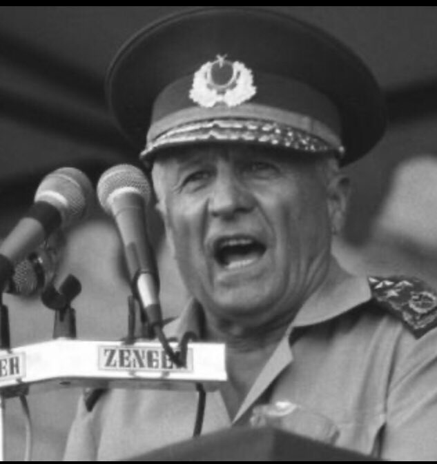 40 yıl önce  bugün sadece yaşamını korumak için tüm haklarınından vazgeçmeye hazır hale getirilmiş bir toplumu kopkoyu bir faşizm ile Atatürk maskeli, siyasal islamı palazlandıran, ABD’nin “ Our Boys did it” itiraflı rezil bir darbe ile esir aldılar. Bugünkü yönetimin,  ilk adımı