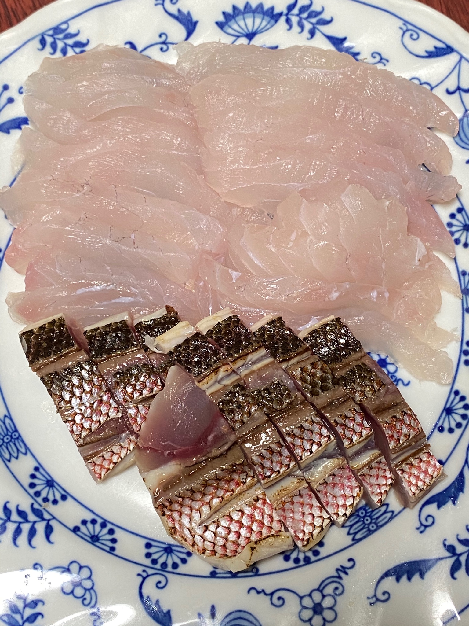 夏蜜柑 今日は ブダイとハチビキをもらったのでお刺身と炙りにしました ハチビキは香ばしくてブダイは脂がなってなかったけど甘味が強く噛めば噛むほど味がでて美味かった 魚 魚料理 料理 料理好きな人と繋がりたい 料理好きさんと繋がりたい