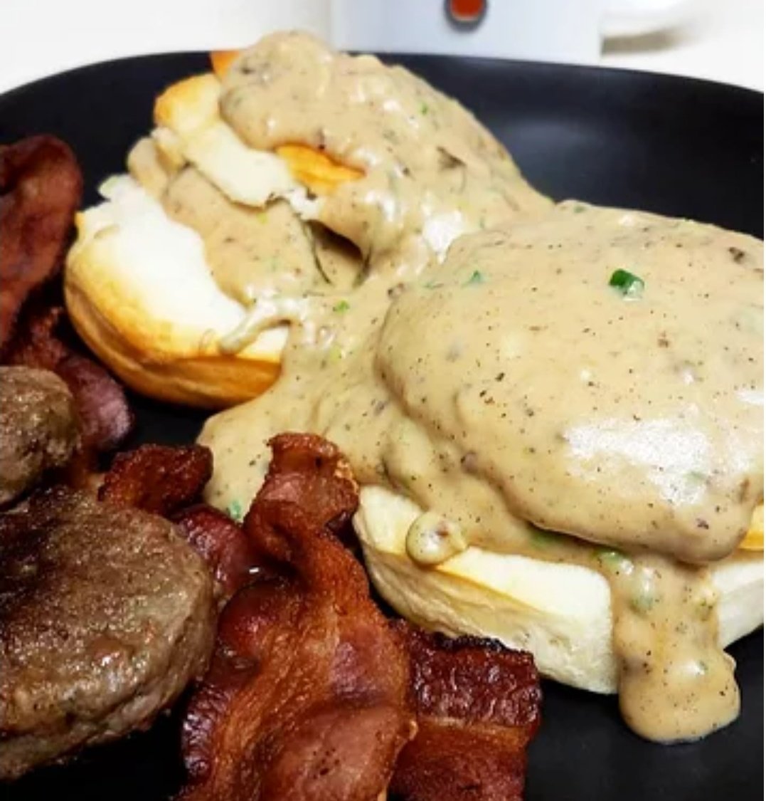 EatYourEnglish's tweet photo. Saturday morning breakfast, learn some delicious #vocab!

GRAVY! 😍🤤

SLICE OF BACON loncha
PINCH OF SALT pizca
SKILLET 🍳 sartén
PAPER TOWEL p. de celulosa
GREASE grasa
to STIR remover
LUMPS grumos
THICKENED espesado
to CRUMBLE desmenuzar
to SEASON sazonar https://t.co/7oGI1ouYIG