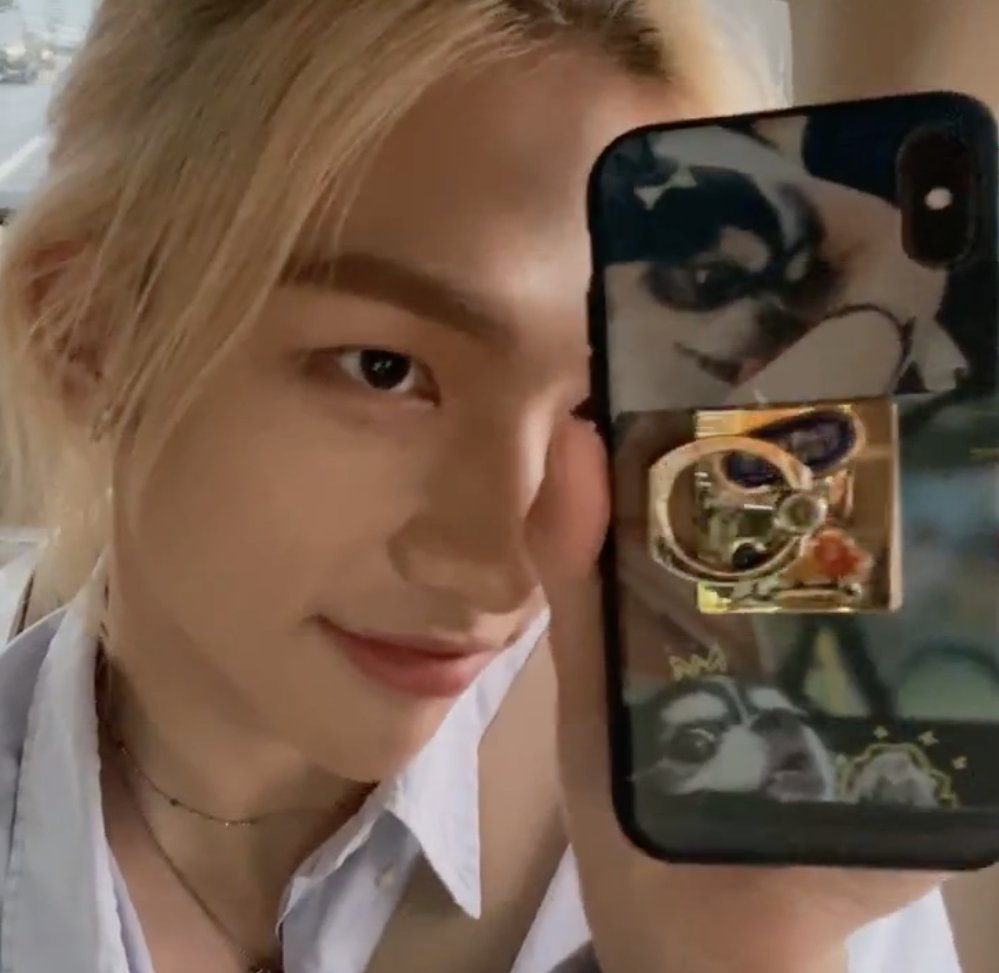 hyunjin made a new phone case! it also says "stay" on it  https://t.co/1tqDRoAltA