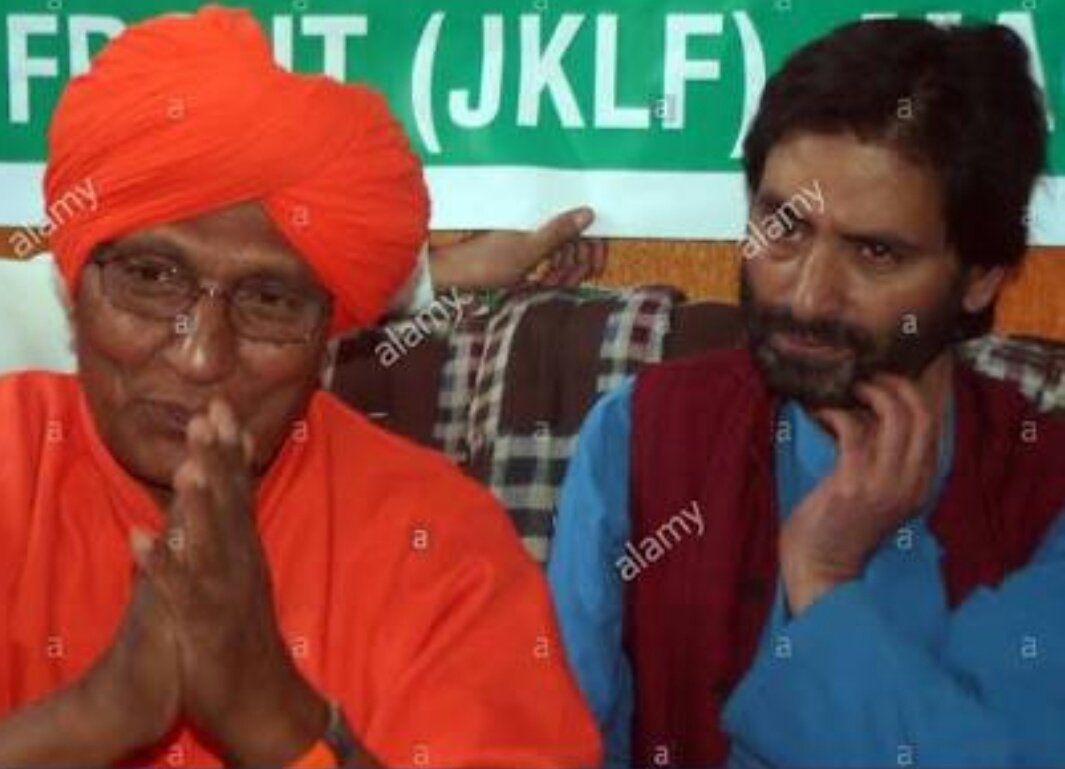 Debasis35118328's tweet photo. #TwoSaints in a single frame . It's upto we Indians to decide  the nature of FRAME . https://t.co/jIzwlOoo3c