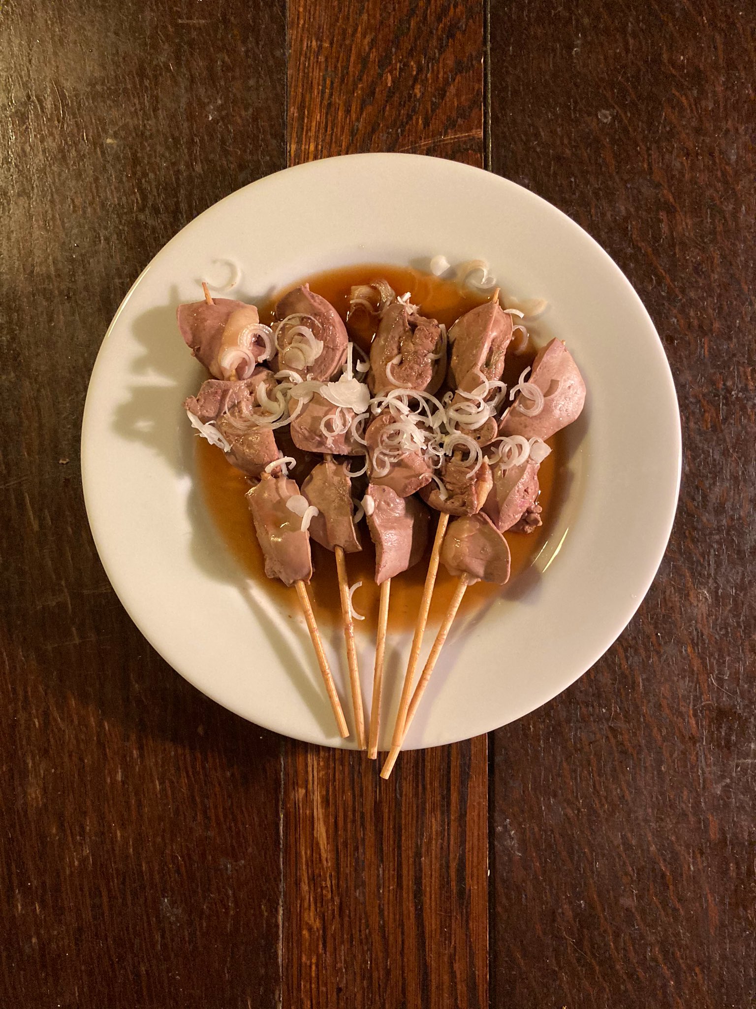 藤村公洋 鶏レバーの串ゆでポン酢 掃除した鶏レバーに串を打ち ゆらゆら湯の沸く鍋で2分ほどゆっくり茹でる 弱火 ポン酢と白葱がけ T Co G2y0c8vbhs Twitter