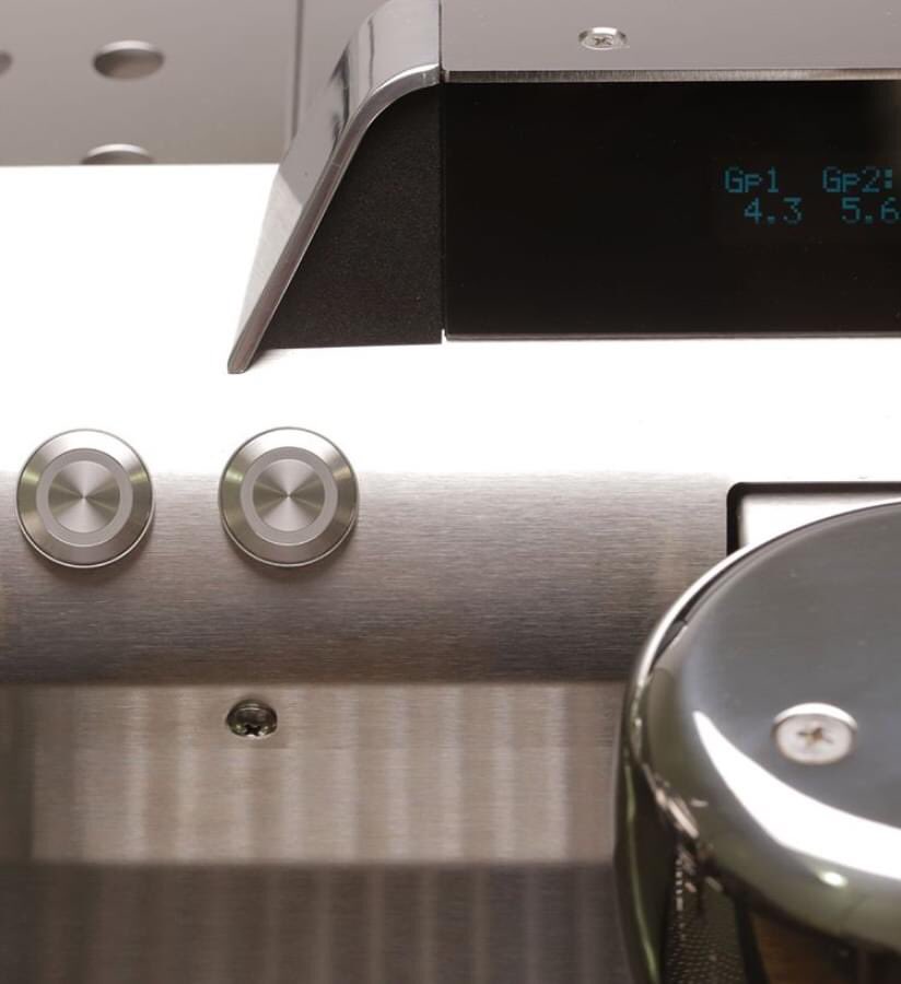threeonecoffee's tweet photo. Introducing #SlayerSteamEP
Classic 9-bar extraction, two buttons per group with four programmable volumetric settings, PID controlled independent brew tanks, variable pre-wet settings from 0-4 seconds and centralized, Heads-up Barista Dashboard™ to manage it all. https://t.co/A5fSKzBfEV