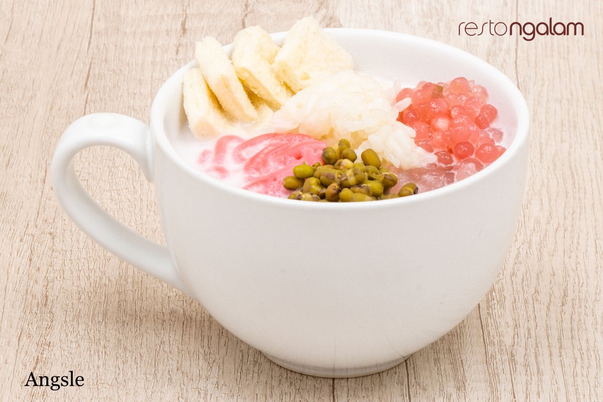 restongalam's tweet photo. Angsle atau wedang angsle adalah minuman khas Jawa Timur berisi petulo, ketan putih, kacang hijau, potongan roti, mutiara, dan kacang tanah goreng dalam kuah santan manis yang dikasih jahe https://t.co/rhFfSj3DvH