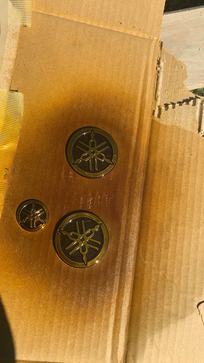 Siro 02 Yamahaのエンブレムかっこいいですよね エンブレムゴールド塗装するくらい好きです