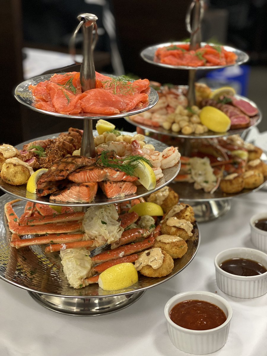 What makes a great #seafoodtower? Check out this delectable beauty created by <a href="/ChefJoelGreen/">Joel Green</a> #lobbyrestaurant
