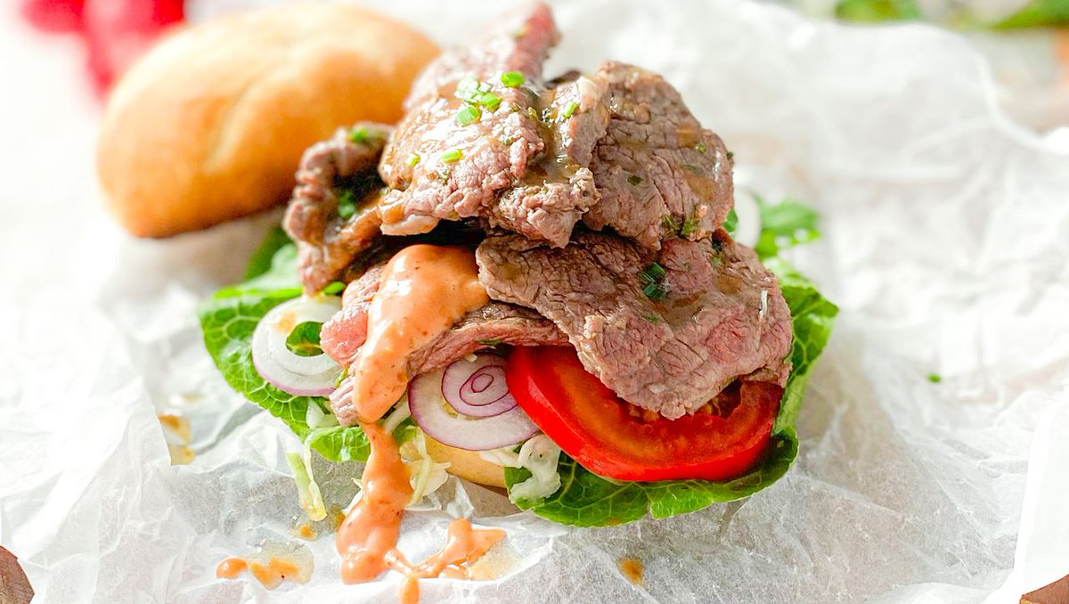 Das Münchner Oktoberfest fällt aus. Das ist die schlechte Nachricht. Die gute: Unsere Köchin Verena Lugert verrät hier ihr Rezept für eine echt bayerische Ochsenfetzensemmel. spiegel.de/stil/rezept-fu…