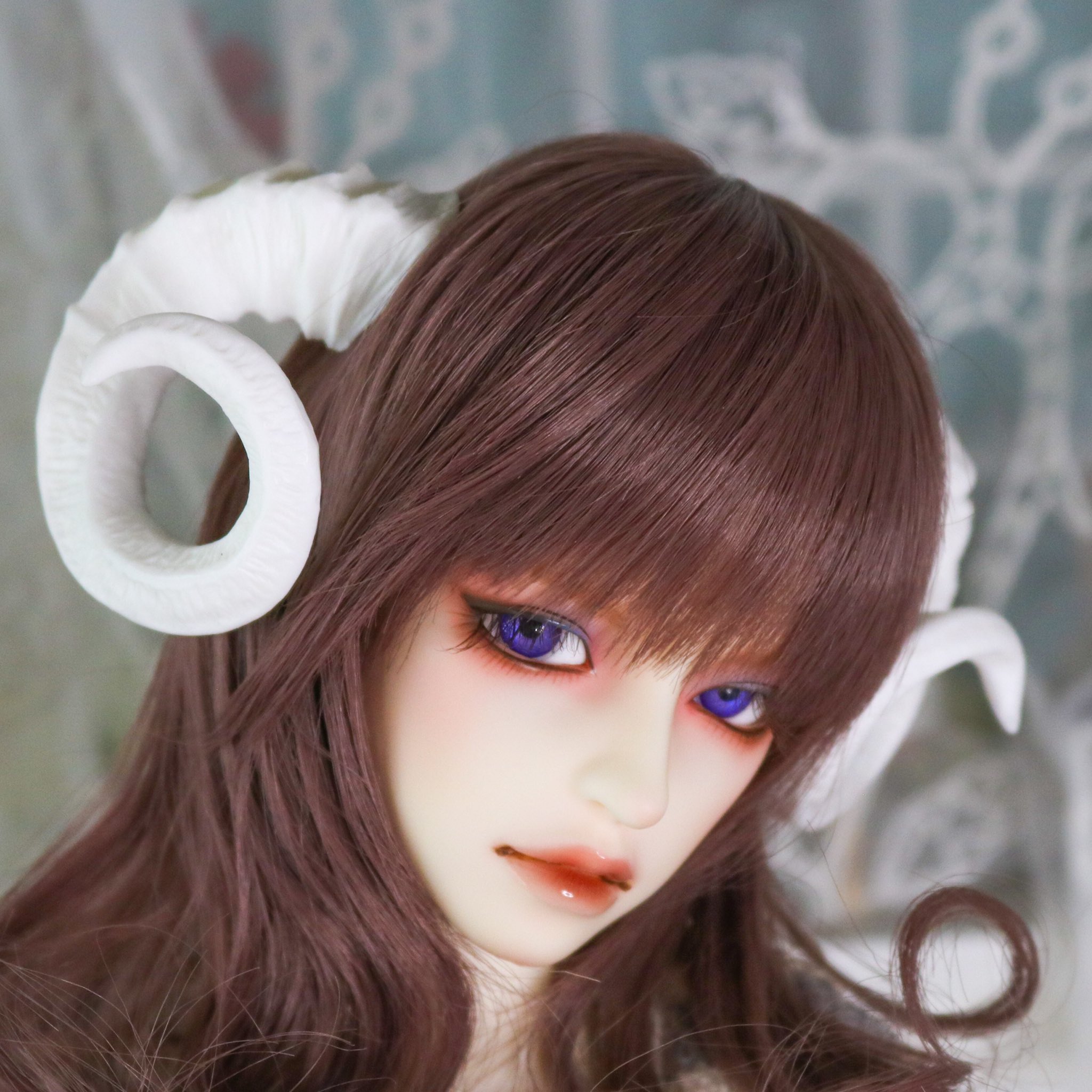 تويتر 由峰 頭飾造形fordoll على تويتر 他のツノパーツも撮影出来ました 大きい羊のツノ 透明悪魔のツノ 新作 アイボリーカラーの悪魔ツノ 旧作 黒い鹿のツノなど 羊と鹿のツノは以前製作していたもので 今後の再販は予定してません 悪魔ツノの旧作の方
