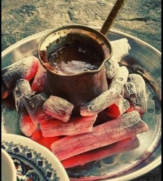 انا بعمل القهوة وبحضّر الفحمات
وانت بتحدثني وبتخبرني كل الخبريات 😍
 غير هيك ما في #صباح_الخير