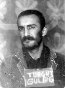 "Yeraltı odalarında
Gözbağım korkutmuyor beni
karanlıklarıma gün değiyor
Seni düşünmenin aydınlığında..."

12 Eylül'ün 40. yıldönümü de geldi,
12 Eylül'de ağır işkenceler gören Ankara Hukuk'tan arkadaşımız Turgut Gülbağ'ı dün kaybettik..
12 Eylül'ü ve arkadaşımızı unutmayacağız..