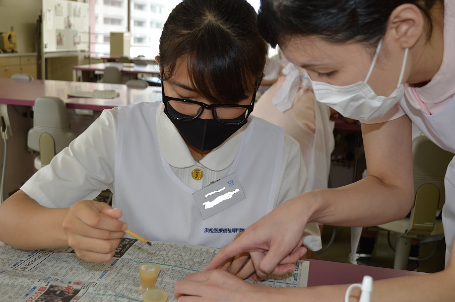 浜松医療福祉専門学校 9 12 土 にオープンキャンパスがありました 体験内容は 歯科材料を使って小物を作ろう でした 歯科医院で 仮歯 というものを作る際に使用する歯科材料や器材を使って可愛い歯のストラップを作りました 浜松医療福祉専門