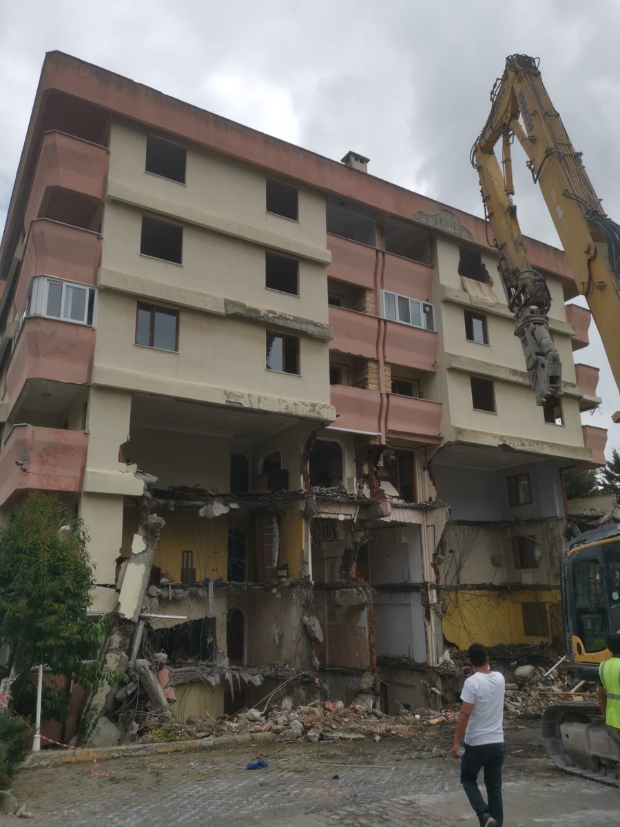 Taşıyıcı kolonlar kesildiği halde bile dimdik ayakta duran binamız... Yıkıcı firma yetkilisinin: “Demirler binayı sarmış, bırakmıyor.” sesi... Saatlerce sapasağlam binayı yıkmak için verilen uğraş... Sözün bittiği yer. <a href="/istanbulbld/">İstanbul Büyükşehir Belediyesi</a> <a href="/ekrem_imamoglu/">Ekrem İmamoğlu</a> <a href="/AcSitesi/">Acıbadem Gülistan Sitesi</a> @VelibabaCHP @FOXhaber