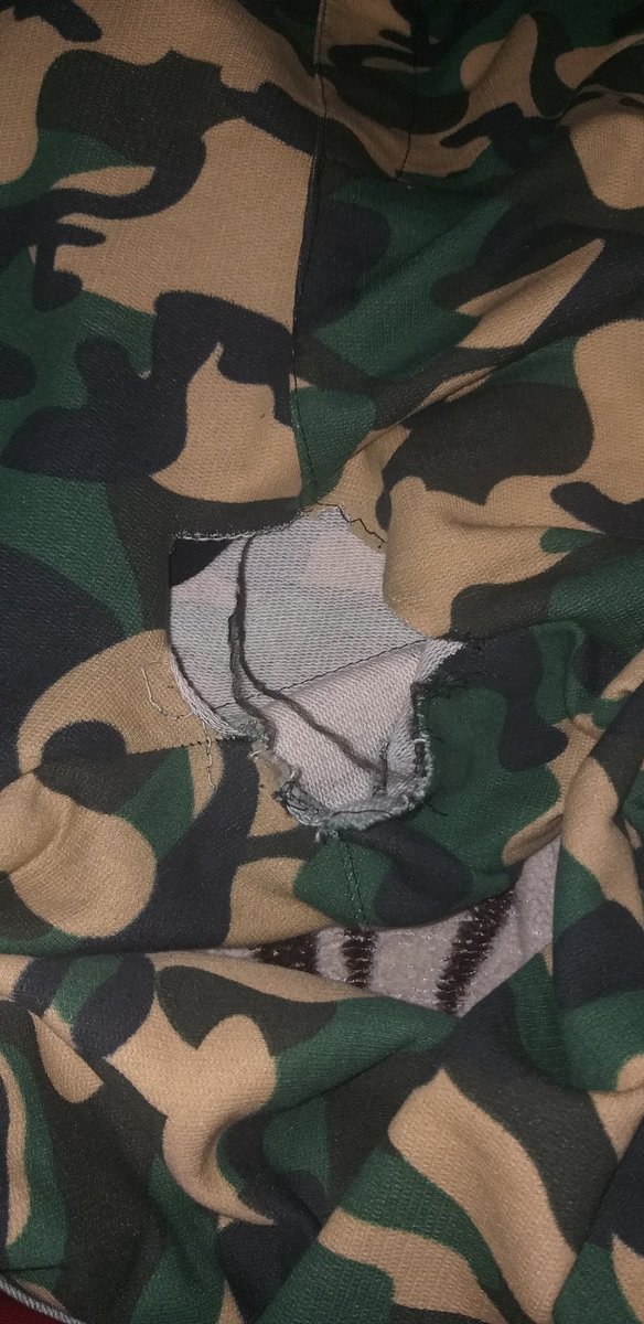 Mauricinho546's tweet photo. Aí quando eu olho para baixo minha calça tava rasgada no meio das pernas com minha parte íntima mostrando🤡🤡🤡 https://t.co/sMlNXMdqxq