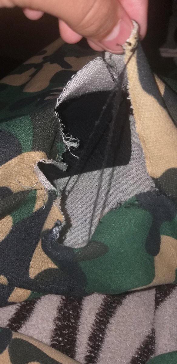 Mauricinho546's tweet photo. Aí quando eu olho para baixo minha calça tava rasgada no meio das pernas com minha parte íntima mostrando🤡🤡🤡 https://t.co/sMlNXMdqxq