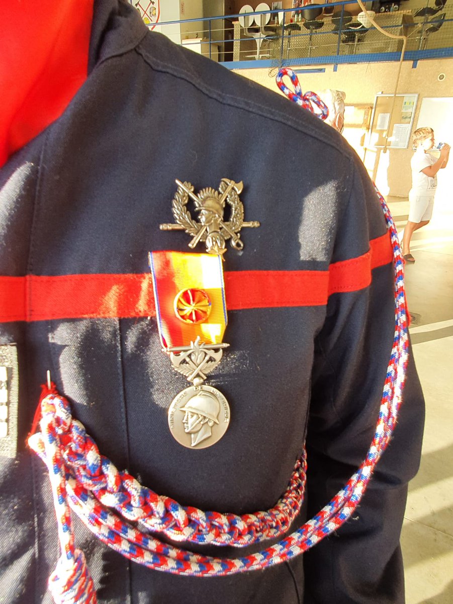 ArmandMorand's tweet image. Et fier également d&apos;avoir reçu la #MHSP echelon argent pour services exceptionnels lors de cette cérémonie. Merci au @sdis01 et au ColHC @DDSIS01