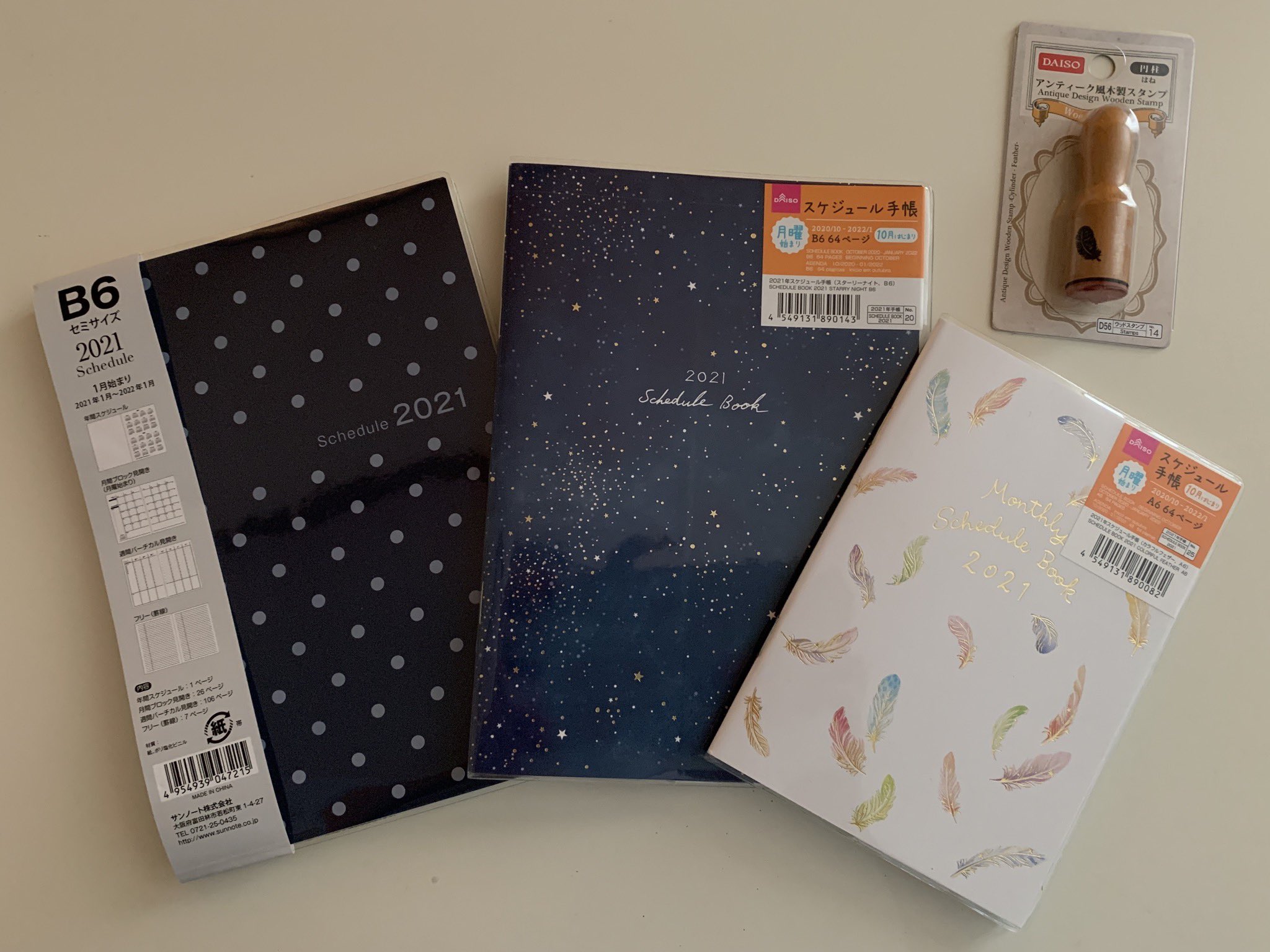 Keepsmile 100均にて来年のスケジュール帳を いつもの 週間スケジュールが使いやすい水玉セリア 星空がきれいなダイソー 今年は小さいサイズになった羽 のダイソー 羽スタンプも見つけた 星空は献立の記録用 羽は持ち歩き用 水玉は例年スケート手帳